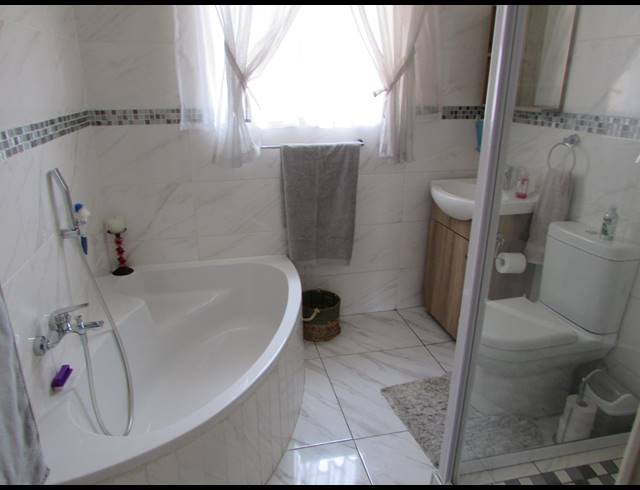 2 BEDROOM TOWNHOUSE FOR SALE IN EIKE PARK